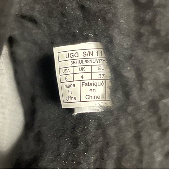 EUC Women’s Size 6 (Euro Sz 37) UGG Classic Short Stud II Winter Boote In Black - Picture 10 of 15